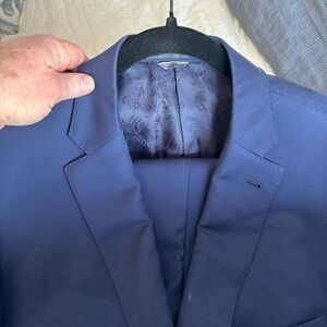 Elegant Blue Suit with Classic Lapel and Fine Tailoring